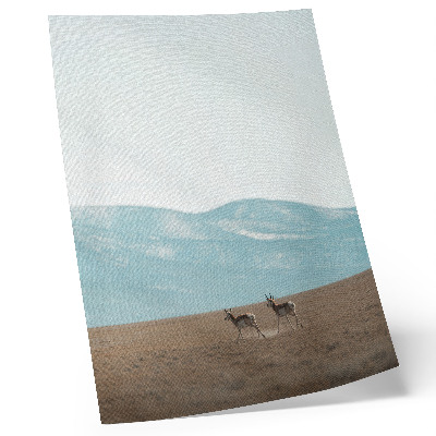 Póster con colores saturados Antílopes con las montañas de fondo, un espacio tranquilo.