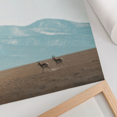Póster con colores saturados Antílopes con las montañas de fondo, un espacio tranquilo.
