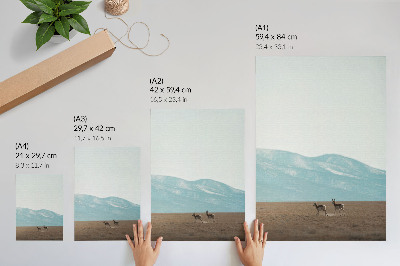 Póster con colores saturados Antílopes con las montañas de fondo, un espacio tranquilo.