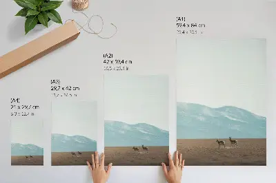 Póster de antílopes en las montañas con colores saturados en un entorno tranquilo