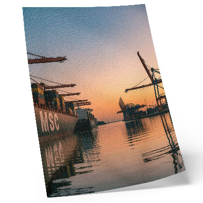 Póster Paisaje portuario con buques portacontenedores y grúas.