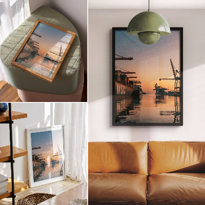 Póster Paisaje portuario con buques portacontenedores y grúas.