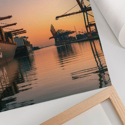 Póster Paisaje portuario con buques portacontenedores y grúas.