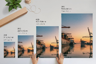 Póster Paisaje portuario con buques portacontenedores y grúas.