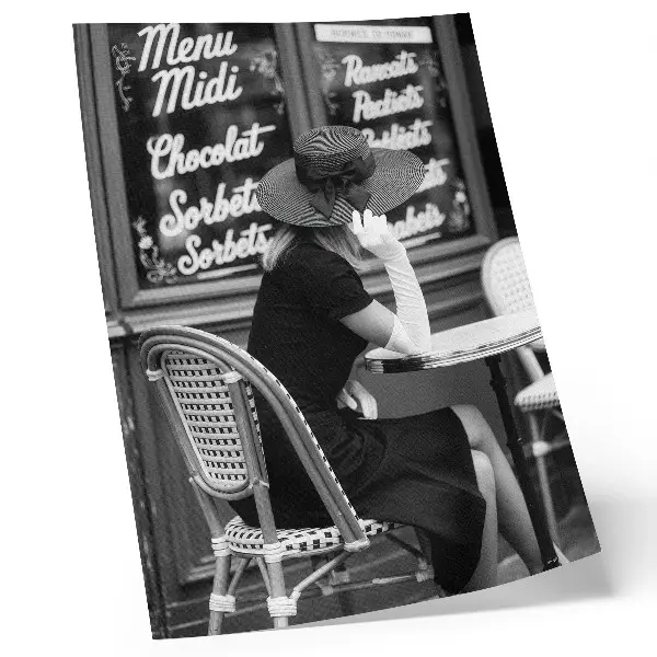 Lámina artística de alta calidad mujer con sombrero sentada en una mesa de cafetería