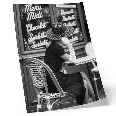 Lámina artística de alta calidad Una mujer con sombrero sentada en una mesa de una cafetería.
