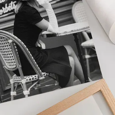 Lámina artística de alta calidad mujer con sombrero sentada en una mesa de cafetería