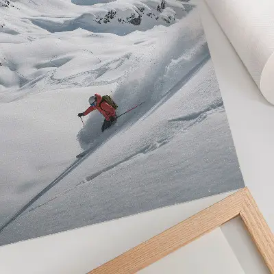 Póster de esquiador en acción con colores saturados en montañas blancas y cielo azul