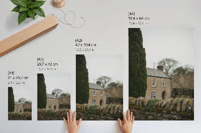 Póster con colores saturados Una casa cálida, árboles, una cerca de piedra, un ambiente tranquilo.