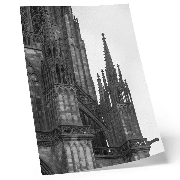 Póster arquitectura gótica con decoración intrincada y alto contraste