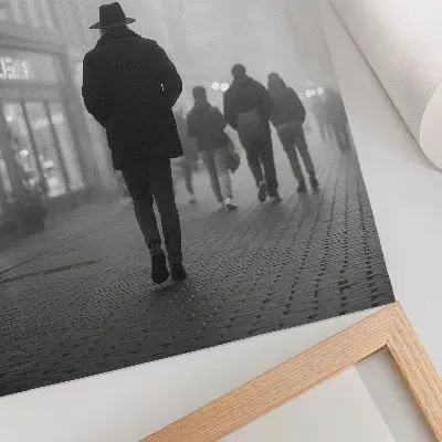 Lienzo decorativo moderno figura con sombrero, niebla y paraguas rodeada de misterio
