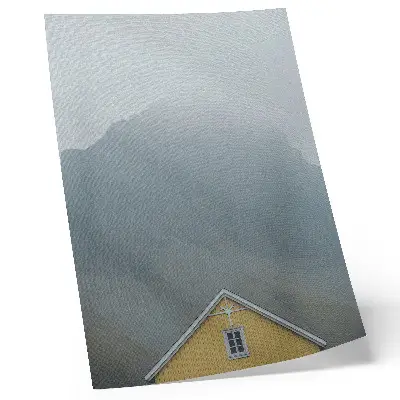 Lienzo decorativo moderno casa amarilla entre niebla y montañas con ambiente tranquilo