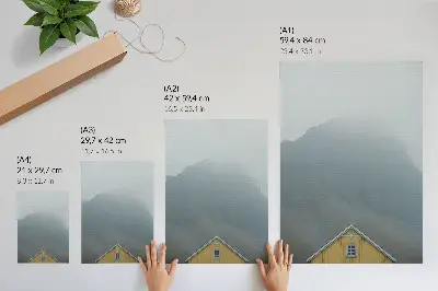 Lienzo decorativo moderno casa amarilla entre niebla y montañas con ambiente tranquilo
