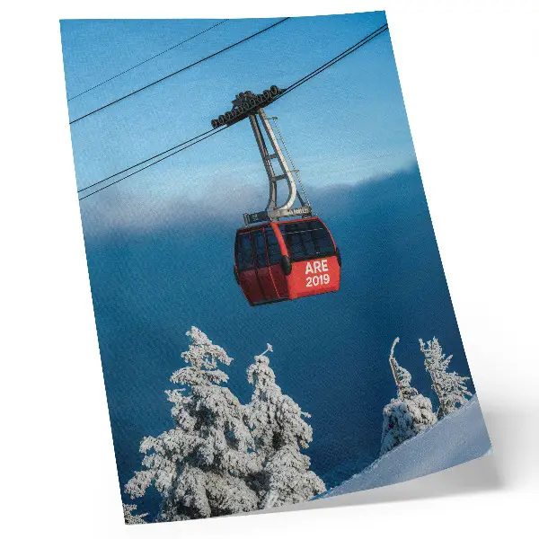 Póster de paisaje invernal con góndola roja y árboles blancos en colores saturados