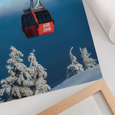 Póster con colores saturados Paisaje invernal, góndola roja, árboles blancos