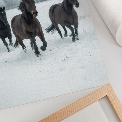 Póster de caballos negros en movimiento con colores saturados sobre fondo nevado