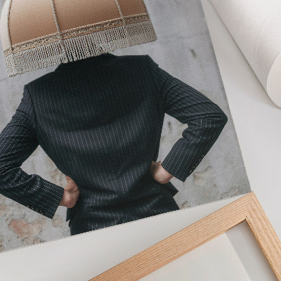 Lámina artística de alta calidad Una pantalla de lámpara refinada, un traje elegante, un contraste de texturas.