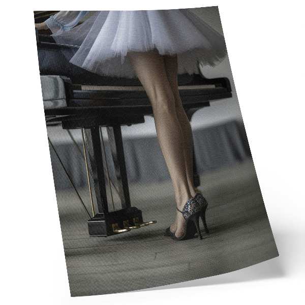 Lienzo decorativo moderno Bailarina al piano, elegancia y delicadeza.