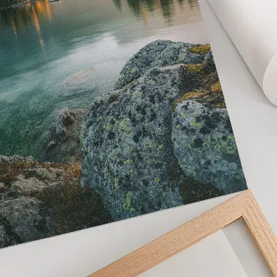 Póster montañas con lago e isla en una mañana de niebla
