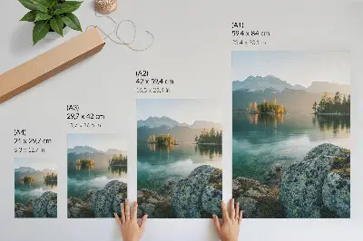 Póster montañas con lago e isla en una mañana de niebla