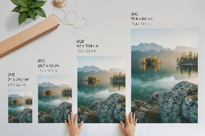 Póster Montañas, lago, isla, mañana con niebla