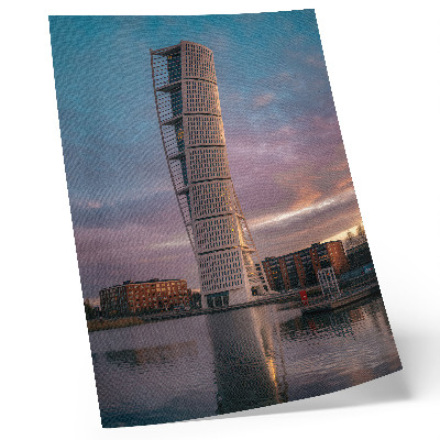 Póster con colores saturados Una torre moderna con el atardecer de fondo.