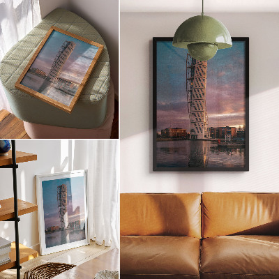 Póster con colores saturados Una torre moderna con el atardecer de fondo.