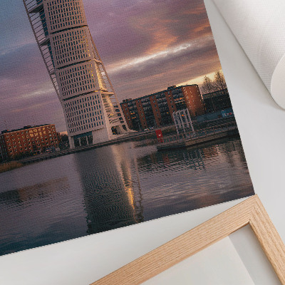 Póster con colores saturados Una torre moderna con el atardecer de fondo.
