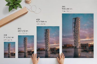 Póster con colores saturados Una torre moderna con el atardecer de fondo.