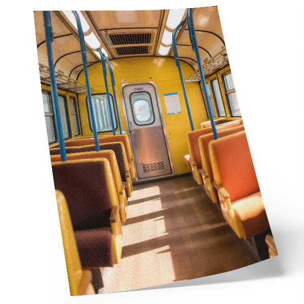 Lienzo decorativo moderno Interior del vagón amarillo con asientos naranjas