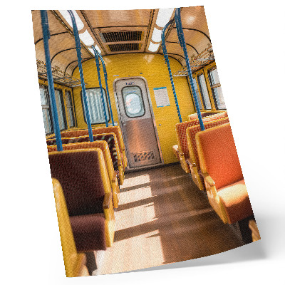 Lienzo decorativo moderno Interior del vagón amarillo con asientos naranjas