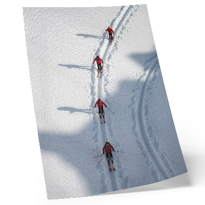 Lienzo decorativo moderno Esquiadores en la nieve con chaquetas rojas.