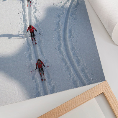 Lienzo decorativo moderno Esquiadores en la nieve con chaquetas rojas.