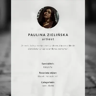 Póster de gato adorable en una calle empedrada con estética en blanco y negro