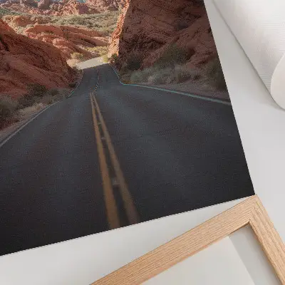 Lámina artística de alta calidad de carretera entre montañas rocosas bajo un cielo azul
