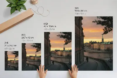 Lámina artística de edificios históricos con atardecer y ambiente tranquilo