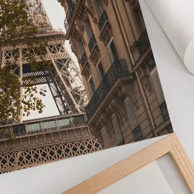 Póster de la Torre Eiffel con arquitectura y árboles en colores cálidos saturados