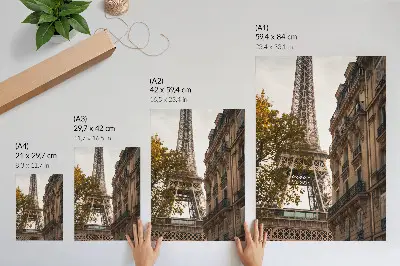 Póster de la Torre Eiffel con arquitectura y árboles en colores cálidos saturados