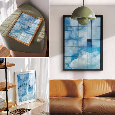 Póster Una fachada de cristal que refleja el cielo y las nubes.