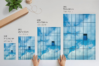 Póster Una fachada de cristal que refleja el cielo y las nubes.
