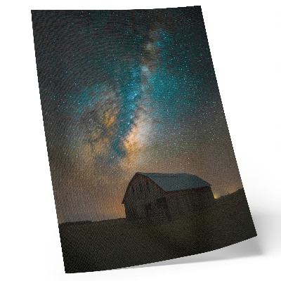 Lámina artística de alta calidad Cielo nocturno con estrellas y la Vía Láctea sobre el granero.