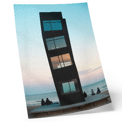 Lienzo decorativo moderno Una moderna torre negra sobre un mar azul
