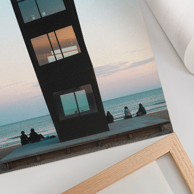 Lienzo decorativo moderno Una moderna torre negra sobre un mar azul