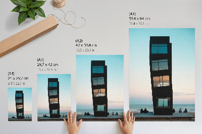 Lienzo decorativo moderno Una moderna torre negra sobre un mar azul