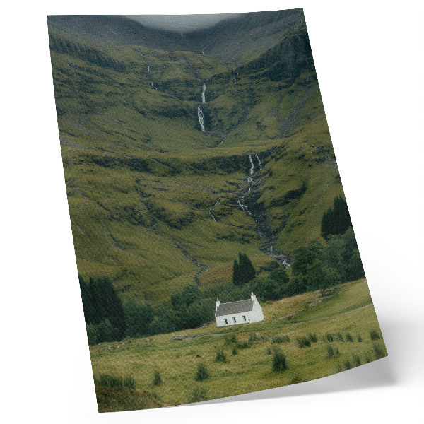 Póster con colores saturados Colinas verdes, cabaña pintoresca, ambiente tranquilo