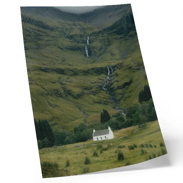 Póster de colinas verdes con cabaña pintoresca diseño con colores saturados y ambiente tranquilo