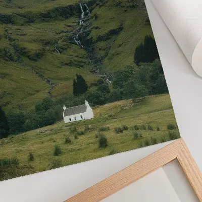 Póster de colinas verdes con cabaña pintoresca diseño con colores saturados y ambiente tranquilo