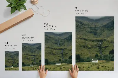 Póster de colinas verdes con cabaña pintoresca diseño con colores saturados y ambiente tranquilo
