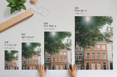 Póster de fachadas coloridas con árboles verdes y sol en el cielo en colores saturados