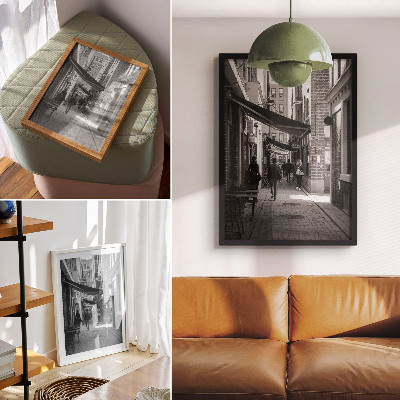 Póster con colores saturados Fachadas urbanas estrechas de ladrillo blanco y negro